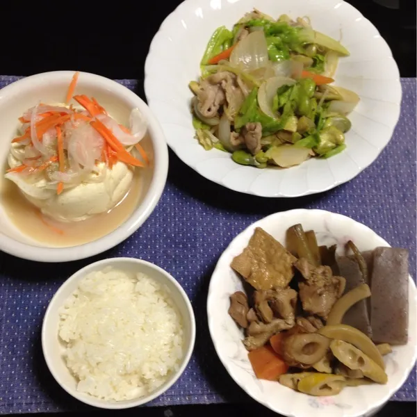 晩ご飯。キャベツとソラマメと黒豚モモ肉の炒め物。タケノコの煮物。おぼろ豆腐に、タマネギとニンジンのトッピング。|kyondonさん