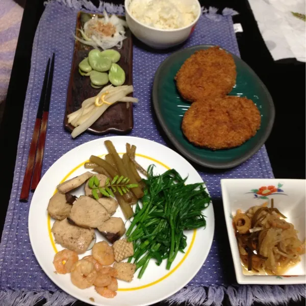 晩ご飯、そら豆、大根、新タマネギ。ツワブキと魚、エビ、イカの煮物。干し大根の煮物。牛肉コロッケ。|kyondonさん