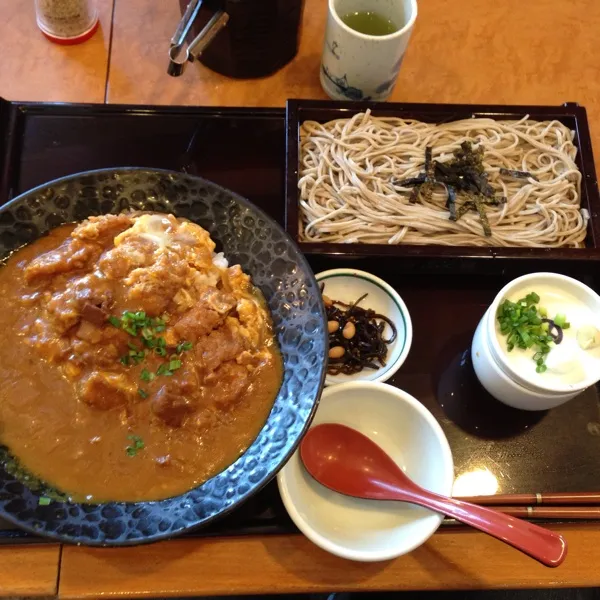 お昼は、ガッツリと、カツ玉カレー丼ザル蕎麦セット、天ぷら盛合せ。|kyondonさん