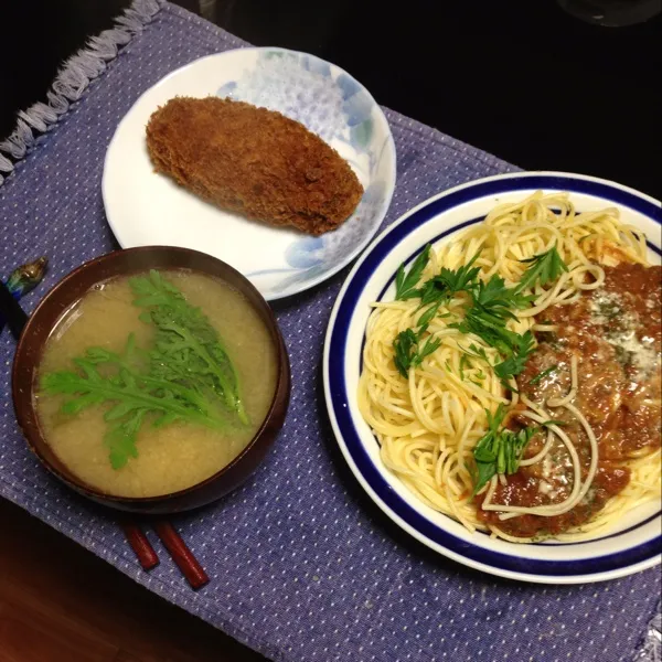 今日は、昼から野良仕事で疲れたので、コンビニで簡単に済まします。ミートスパに、イタリアンパセリ、メンチカツ、春菊追加の味噌汁。|kyondonさん