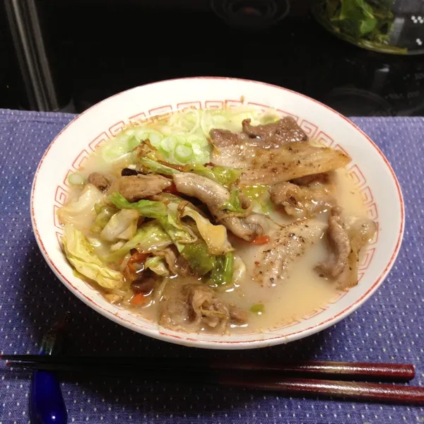 昼は、ラーメン。朝の野菜炒めの残りに黒豚バラ肉を追加して、ネギたっぷりでいただきました。|kyondonさん