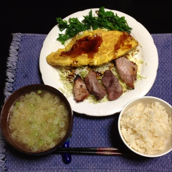 朝から雨と雷で目がさめた。休日の朝ご飯、オムレツと黒豚モモ塩麹焼き。オムレツは、ちょっと火を弱めるのが遅くて、失敗作。|kyondonさん