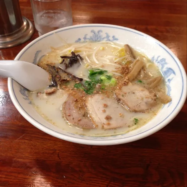 熊本交通センター地下のラーメン。なつかしい味のラーメン。王様ラーメン、600円。昼からも会議だ。|kyondonさん