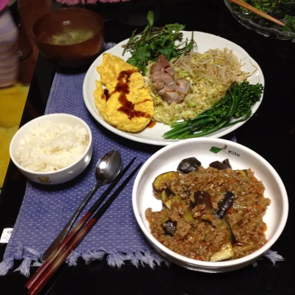 Snapdishの料理写真:暖かくなって来ましたね。休みは、ゆっくり、朝ご飯。マーボー茄子、オムレツ、黒豚モモ塩麹焼き、ブロッコリー、ルッコラ。|kyondonさん