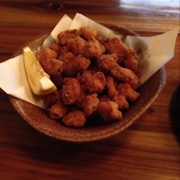 沖永良部の居酒屋にて、晩酌。鶏軟骨の唐揚げ、豆腐サラダ、豚キムチ炒め、生ビール。|kyondonさん