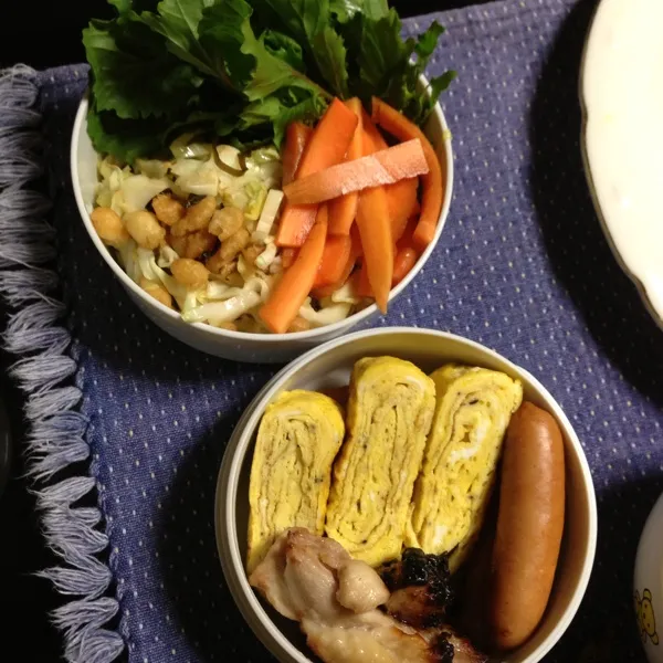 朝ご飯と弁当。卵焼き、ウインナー、鶏モモ肉の塩麹焼き、キャベツと塩昆布と揚げ玉炒め、ルッコラ。|kyondonさん