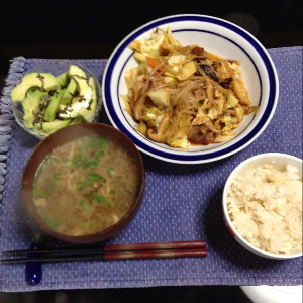 天気は良いけど、寒いね〜。遅い朝ご飯。野菜炒め、アボカド。|kyondonさん