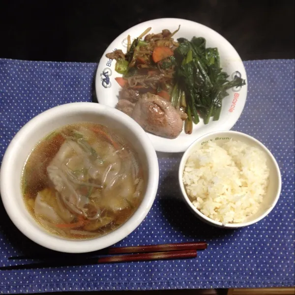 夕べのワンタンと弁当のオカズで朝ご飯。黒豚ヒレ塩麹漬け焼き、ほうれん草、野菜炒め。|kyondonさん