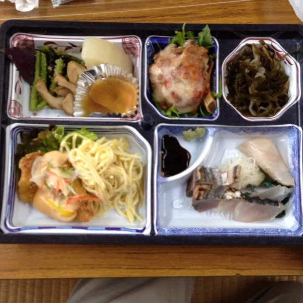 Snapdishの料理写真:豪華、刺身付き弁当。|kyondonさん