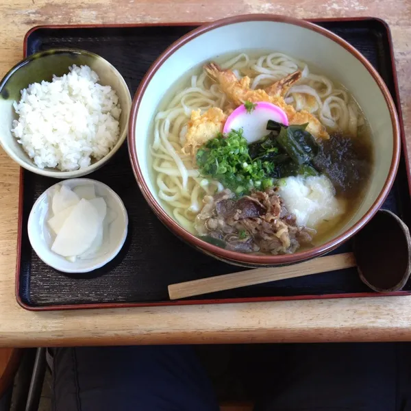 昼ごはんは、枕崎でうどん。田舎うどんでカツオ出汁が美味い！量も多い。どんどんうどん850円。|kyondonさん