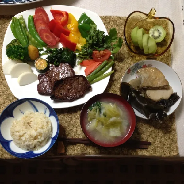 Snapdishの料理写真:朝ご飯。牛肉、ブロッコリー、ルッコラ、インゲン、スナップ、絹さや、ニンジン、蕪、赤黄パプリカ、ピーマン、ほうれん草。|kyondonさん