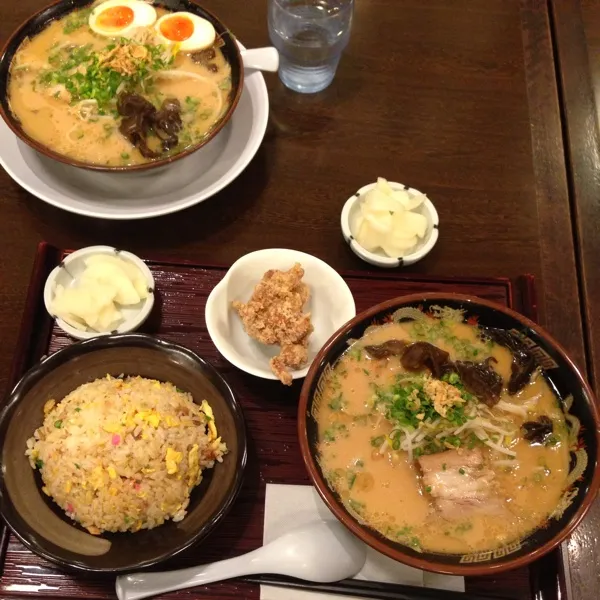 ラーメン、半チャーハンセット、唐揚げ1個付き、980円。黒豚餃子10個、580円。妻は、煮卵トッピング。780円。|kyondonさん