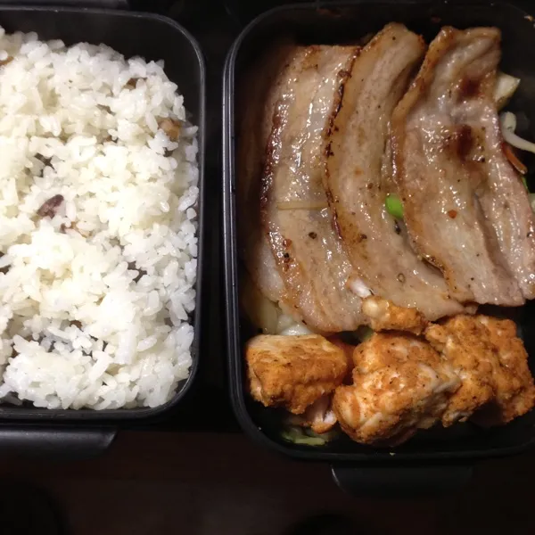 朝ご飯と弁当。何か肉ばっかりの弁当に見えるけど、下に野菜炒め。ご飯は、零余子入り。|kyondonさん