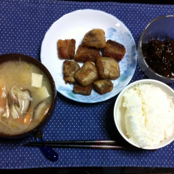 カツオの腹皮の竜田揚げ、ウニ椎茸の佃煮、味噌汁|kyondonさん