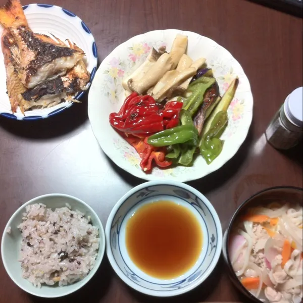 蒸し野菜、エリンギ。うどん。焼き魚。赤飯。今からプールなのに、いつもたくさん作ってる。今日は、残した。|kyondonさん