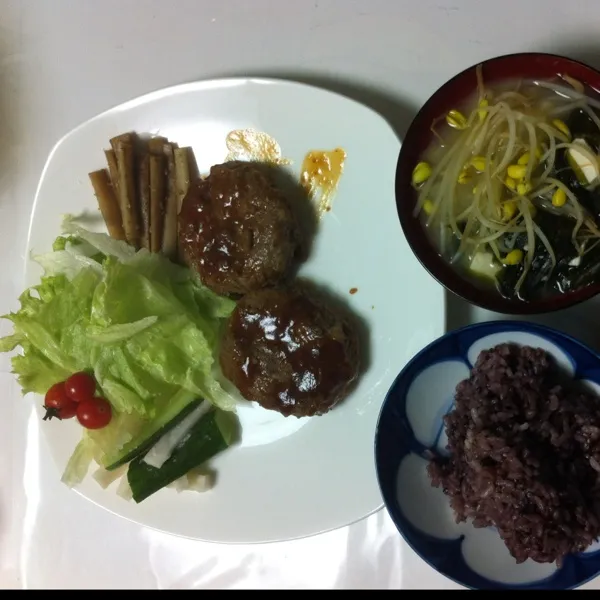 Snapdishの料理写真:夕食前に、セブンイレブン限定キリンビール。濃ゆい味が好き、クセになりそう。
お義母さん手作りのハンバーグ。|kyondonさん