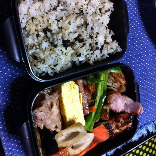 玉子焼き、黒豚バラ肉炒め、ナス、ニンジン、チクワ、鶏モモ肉の塩麹焼き。|kyondonさん