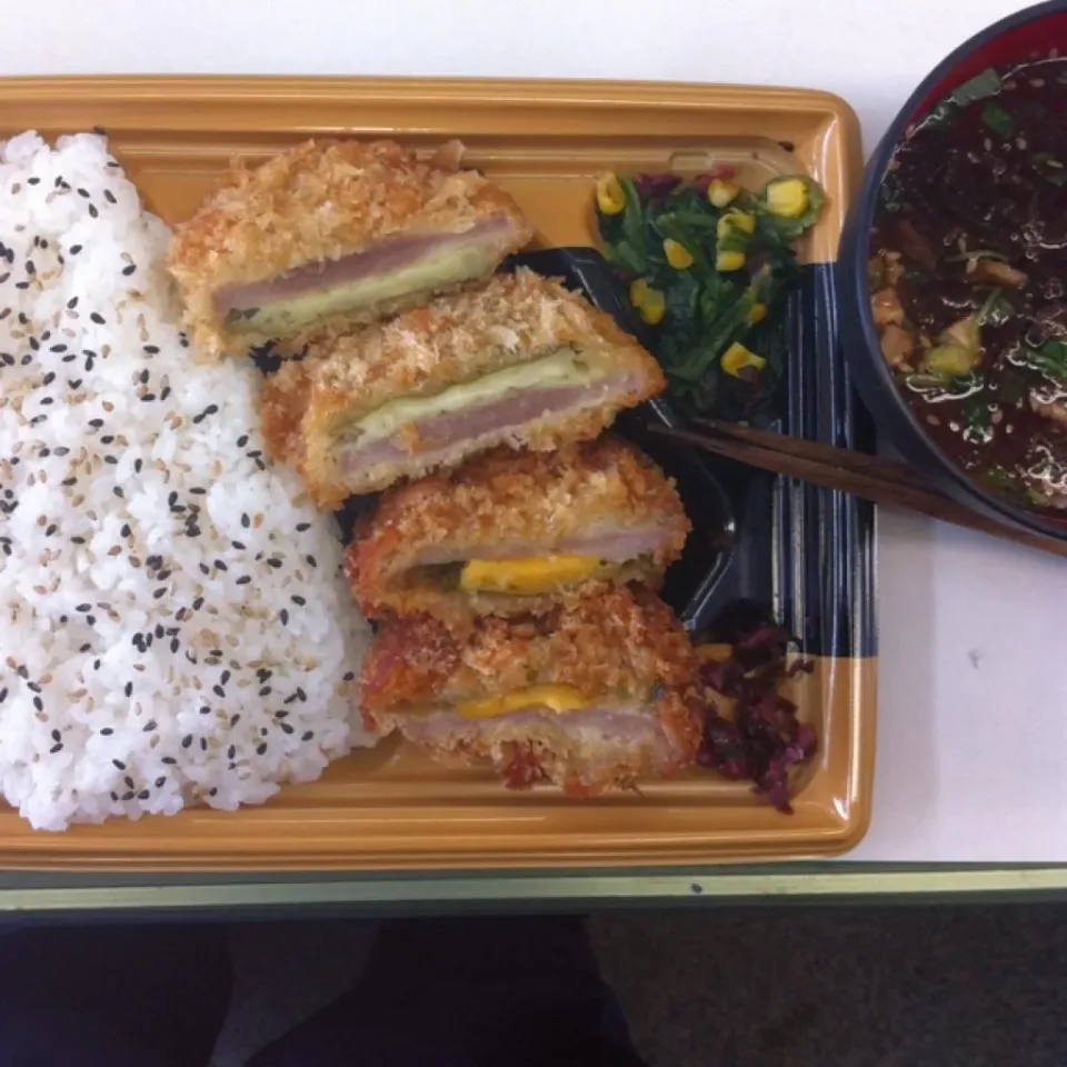 2種のチーズ入りとんかつ弁当¥498.モズクスープ。|kyondonさん