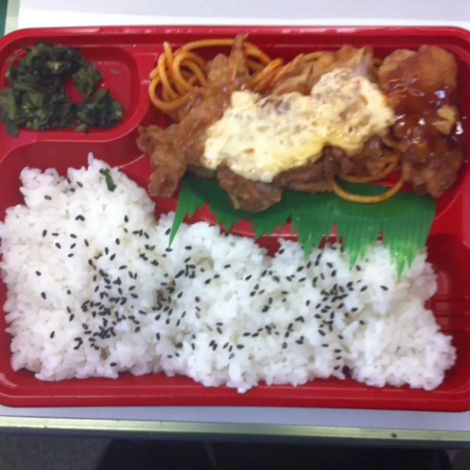 今日は、朝寝坊したので、コンビニ弁当。チキン南蛮弁当¥398。|kyondonさん