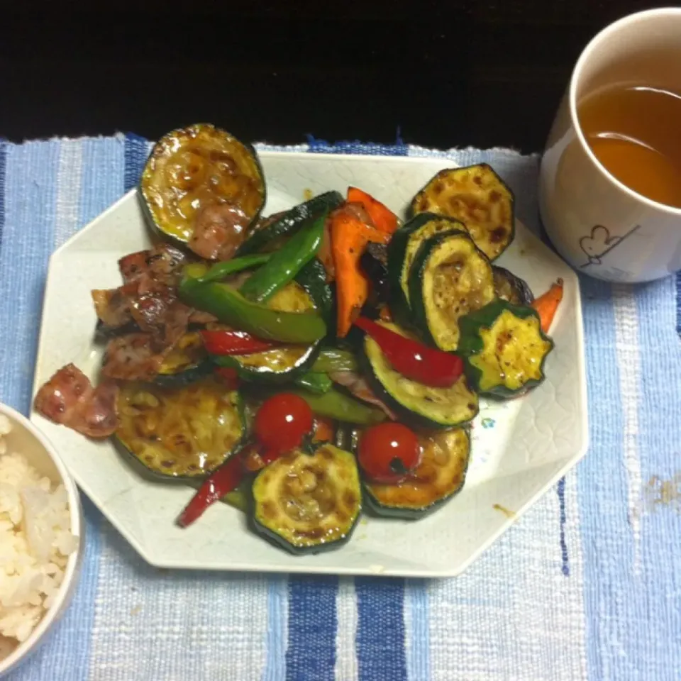 Snapdishの料理写真:夕べの夏野菜カレーの具に、ベーコンを加えてオイスターソース炒め。|kyondonさん