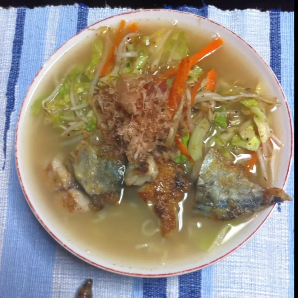 カツオラーメン。即席ラーメンの麺を使って和風味に、キャベツ、モヤシ、ニンジン、カツオの竜田揚げをのせて、鰹節をふりかけた。|kyondonさん