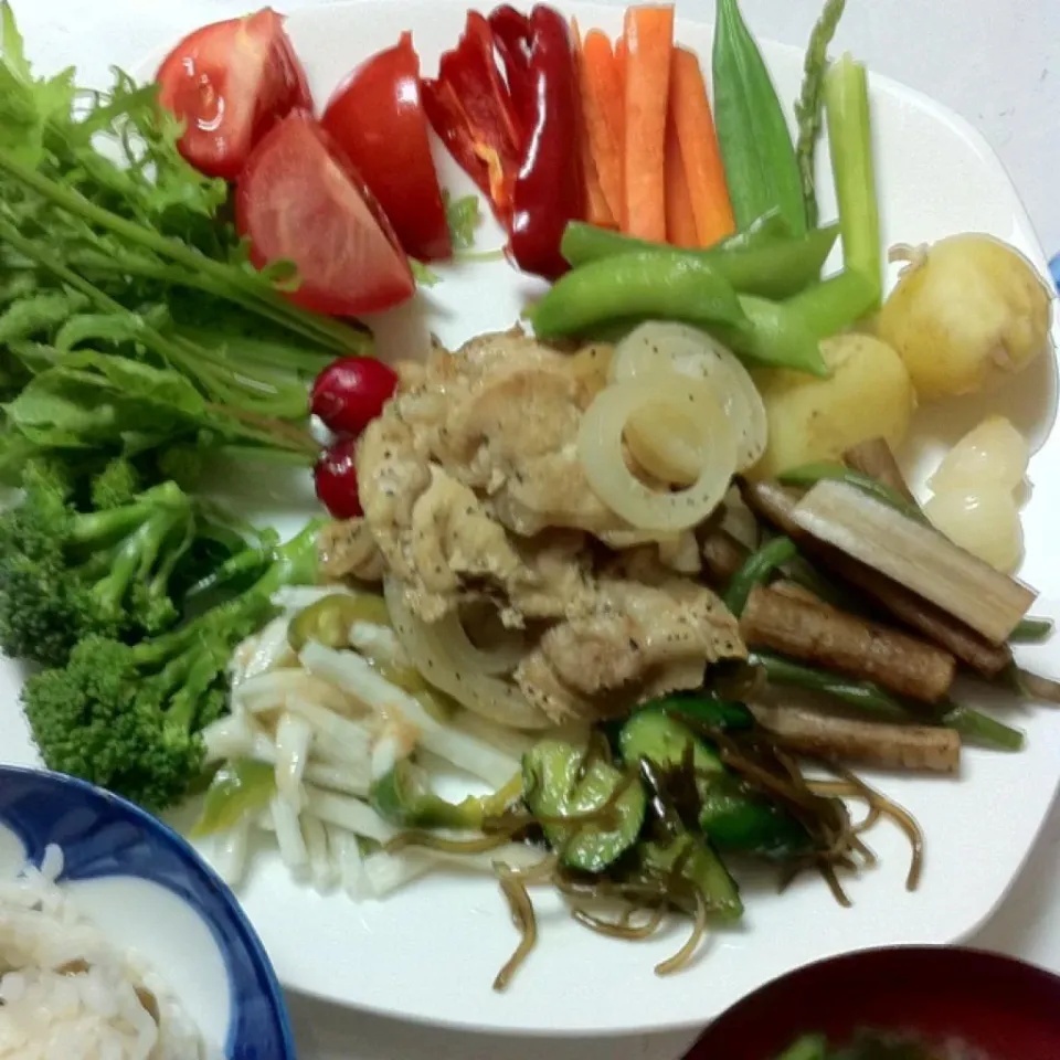 朝ご飯。豚肉と新タマネギの炒めもの。山芋とピーマンの梅肉和え。菜園のラディッシュとからし菜。|kyondonさん