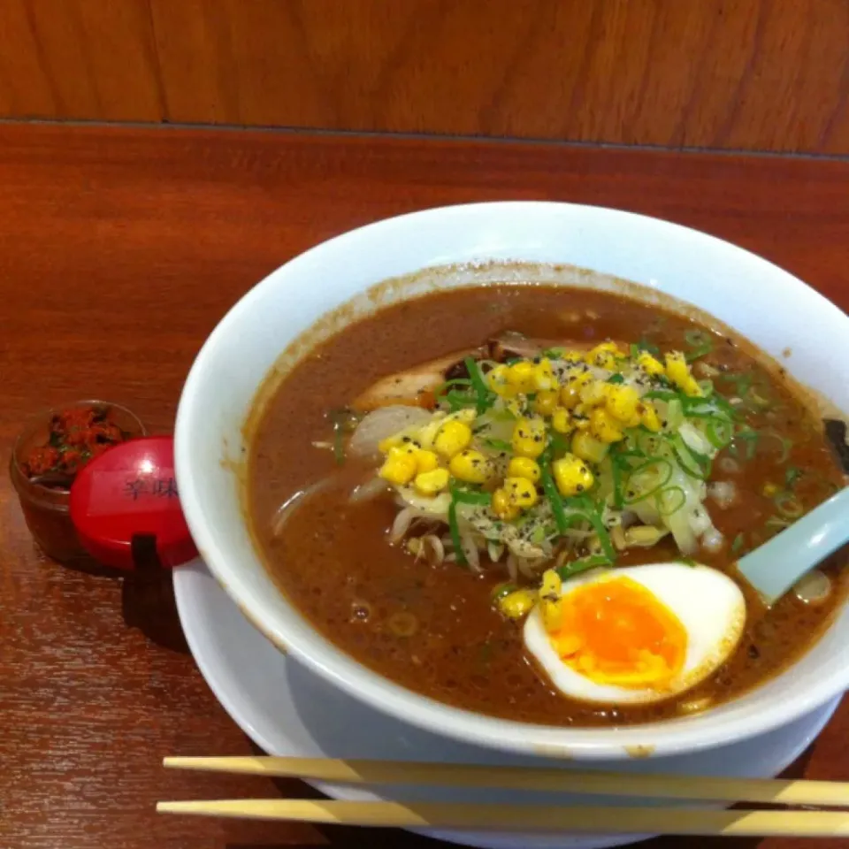 黒味噌ラーメン基本型。700円。半熟玉子付き。辛味は、好みで。2杯ほど入れてみた。|kyondonさん