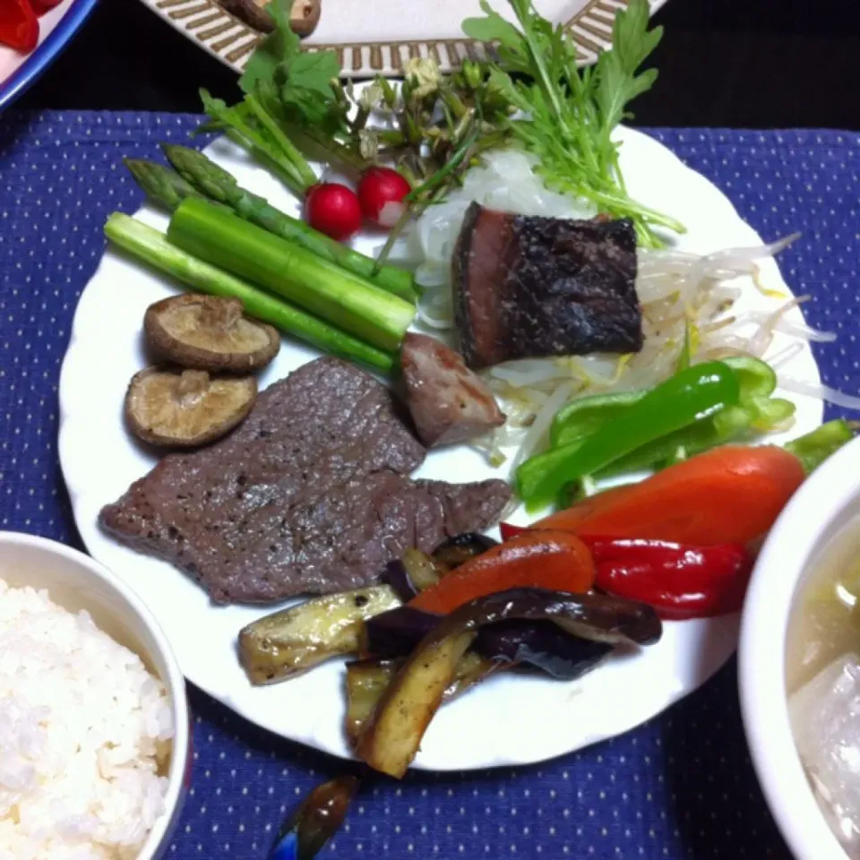 Snapdishの料理写真:牛肉の塩麹漬け焼き、マグロのアラ、モヤシ、ピーマン、ニンジン、椎茸、アスパラガス、ラディッシュ、からし菜、ルッコラ、ミツバ、タマネギ、ナス。|kyondonさん