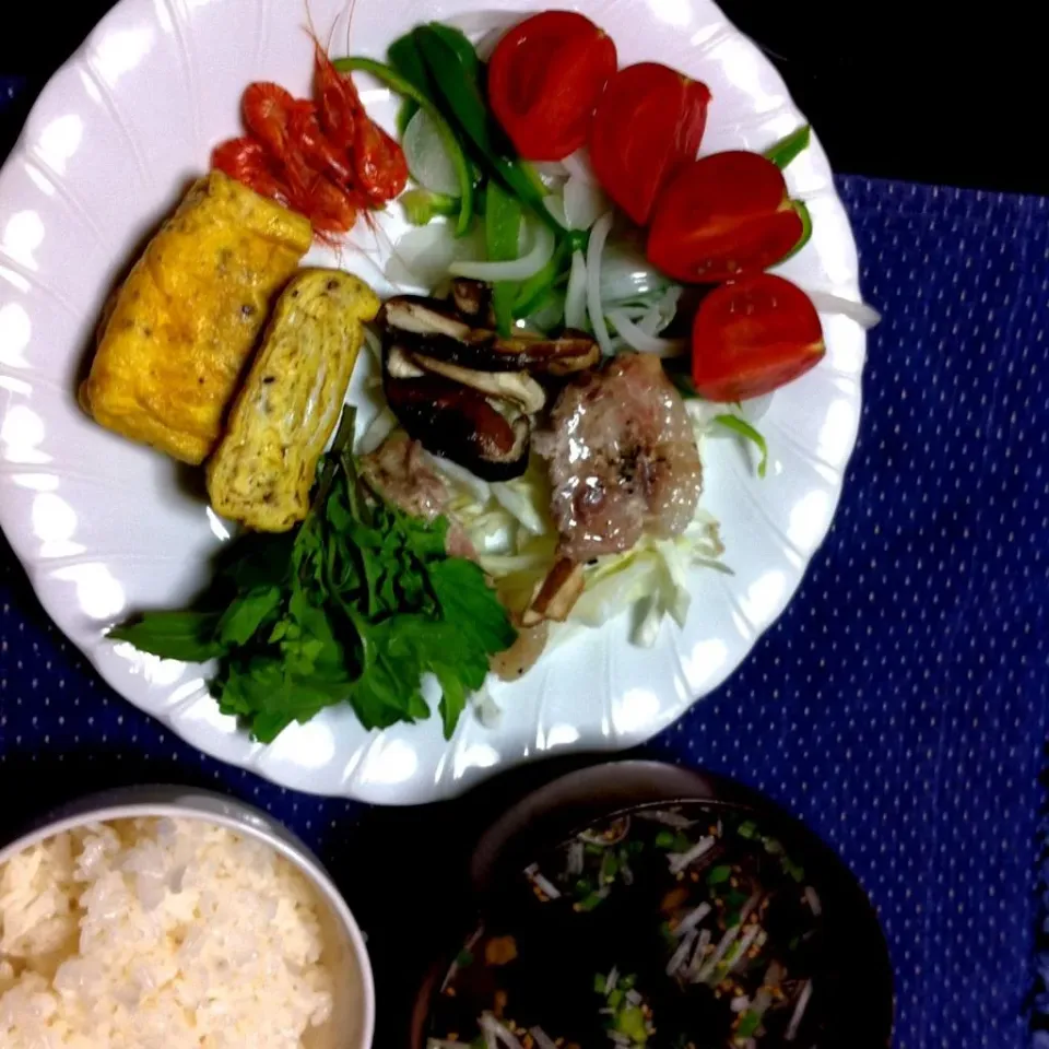 朝ご飯。黒豚ロースの塩麹漬け蒸し焼き。タマネギとピーマンのサラダ。玉子焼き。トマト、ルッコラ。|kyondonさん