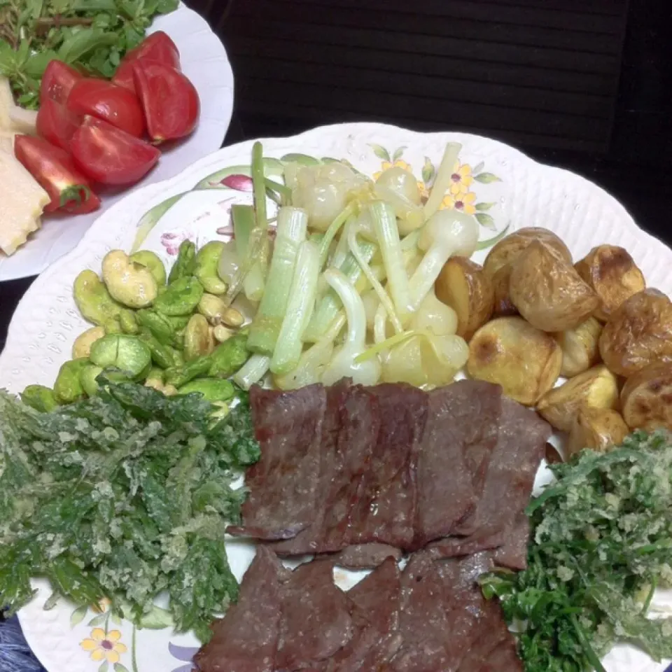 ノビルとルッコラとヨモギとソラマメとジャガイモの素揚げ、ノビルのかき揚げ、牛肉の塩麹焼き。シジミ汁。|kyondonさん