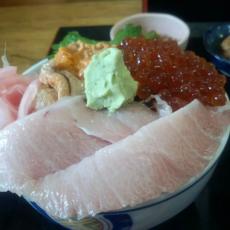 Snapdishの料理写真:トロがとろける！三色丼。
@浜めし|nassyさん