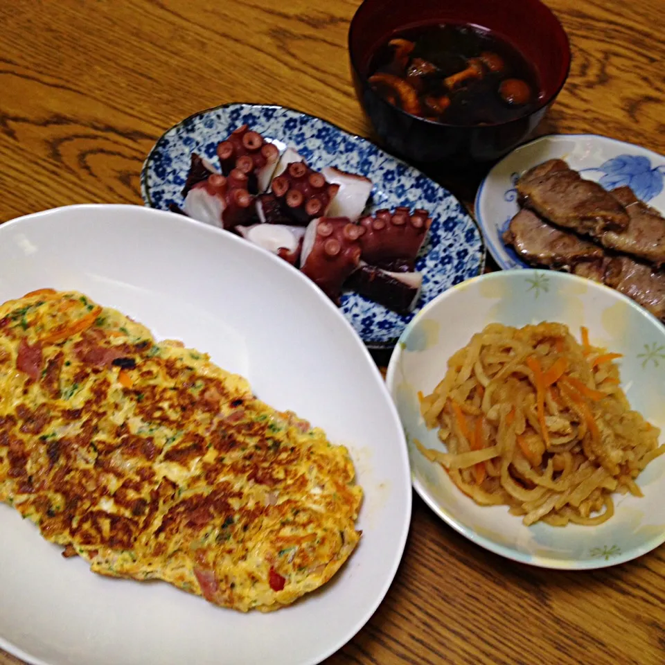 野菜たっぷりオムレツ、タコブツ、鶏心串、切干し大根の煮物、ナメコと若芽の味噌汁|nakko7777さん