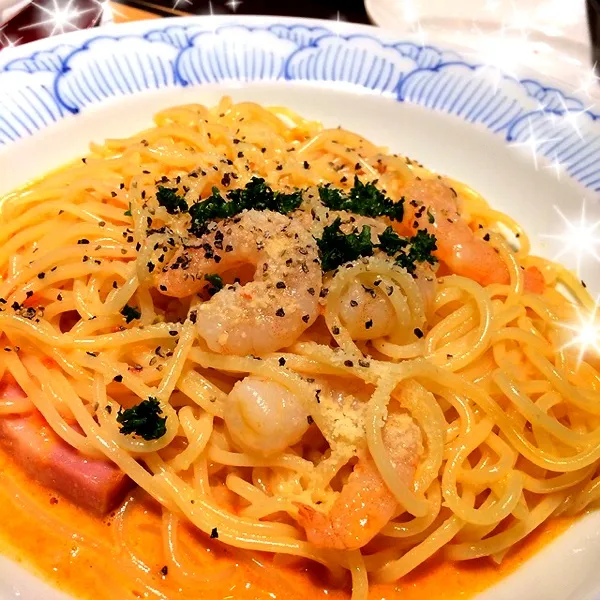 誕生日ご飯で夫がパスタを奢ってくれました♪
( ॢꈍ૩ꈍ) ॢ海老とベーコンのトマトクリームパスタ|yuzu_luhaさん