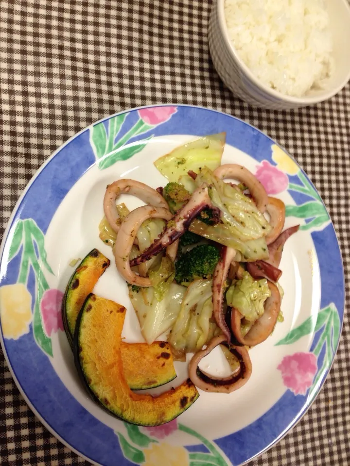 イカとキャベツのペペロンチーノ炒め  焼きカボチャ|ひとみんさん