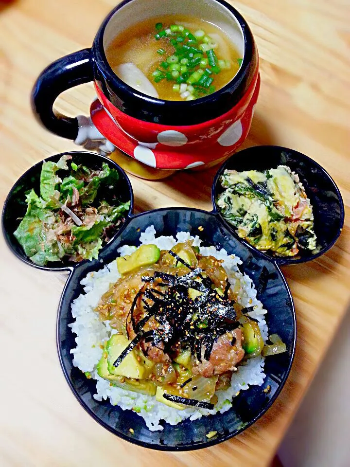 Snapdishの料理写真:★鶏肉とアボカドの甘辛丼
★オムレツ
★和風ｻﾗﾀﾞ
★ワンタンsoup|pualoaさん