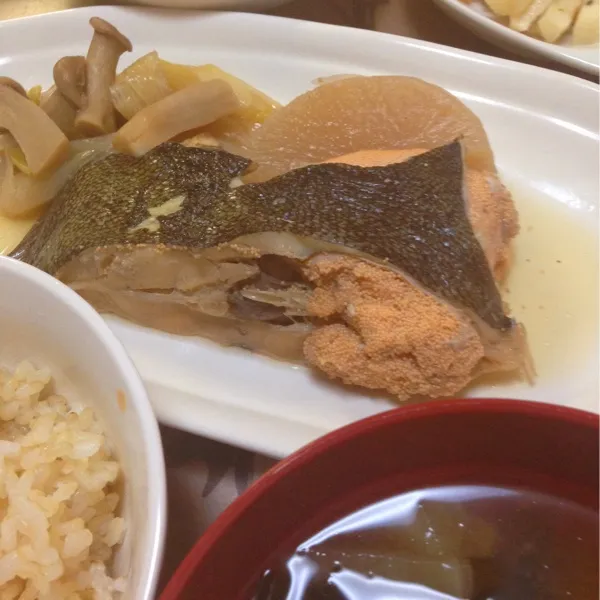 娘の好物、子持ちカレイの煮付け。蕪とエリンギ、若芽のお味噌汁。南瓜シナモンチーズケーキ。りんご。常備菜など。|きよさん