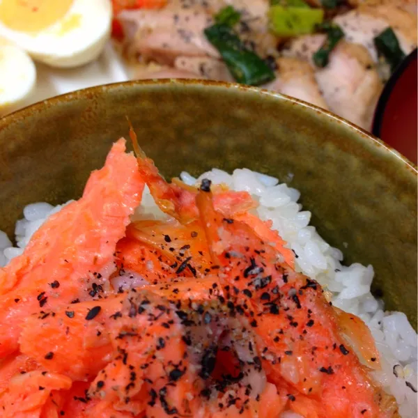 鶏もも肉と蕪の照焼き。←は全部息子に〜私は甘麹漬け塩鮭焼きました♪オニオン白菜コンソメスープ。漬け卵。キウイ、ポンカン入りカスピ海ヨーグルトなど。チーカマも食べてる〜息子☆|きよさん