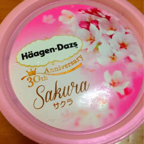 娘の朝アイスは、サクラ。ひと口貰って食べたけど、桜の葉の 味がしっかりしてて美味しいかった！|きよさん