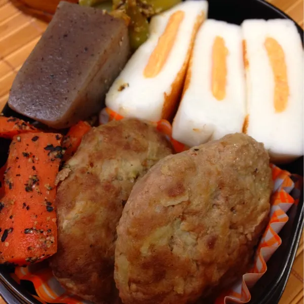 照焼きハンバーグ。明太子入りはんぺん。インゲン黒胡麻和え。金平牛蒡。蒟蒻だけのおでん。牡蠣生姜甘辛煮。みかん。饅頭など。|きよさん