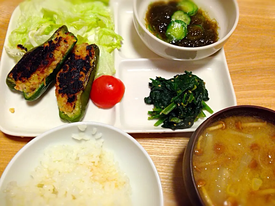 ピーマン肉詰め、ほうれん草のお浸し、もずく酢、なめこと大根と絹さやの味噌汁|izumiさん