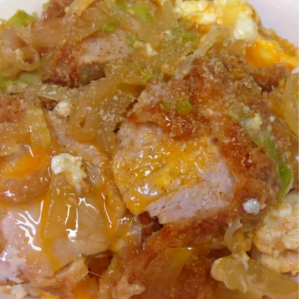 Snapdishの料理写真:ヒレカツ丼。玉ねぎ、キャベツ、卵2個！トロ卵よ〜これまた、スゴイ量だわ〜☆おかわりはありませんŧ‹"ŧ‹"( 'ч' )ŧ‹"ŧ‹"|きよさん