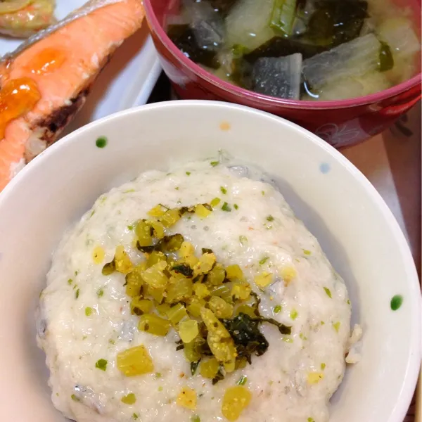 たまには、私の食べい物！とろろご飯。鮭の塩麹漬け焼。エビアボカド。カリフラワー、マヨマンゴーチリソース。大根ネギ、ワカメのお味噌汁。焼芋、黒豆。リンゴ、パイナップル、イチジク入りカスピ海ヨーグルト|きよさん