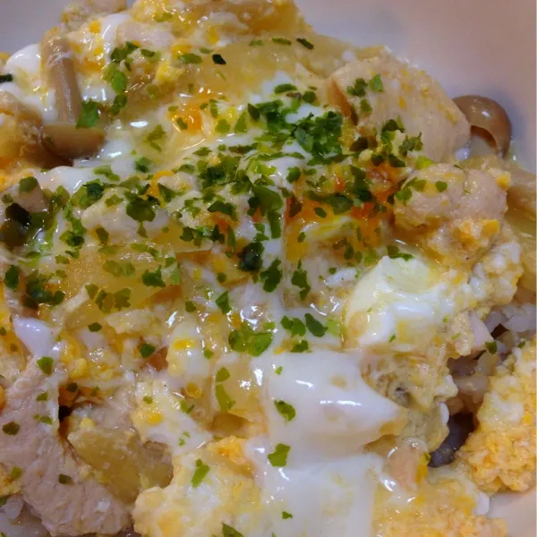 Snapdishの料理写真:親子丼。常備菜。米粉抹茶マーブルシフォンケーキ色々乗せて頂きます。サドルカバーカラスにやられてビリビリ〜巣作りに使うとも聞いた事もあるけど〜辞めて〜꒰꒪д꒪|||꒱ｶﾞｰﾝ|きよさん