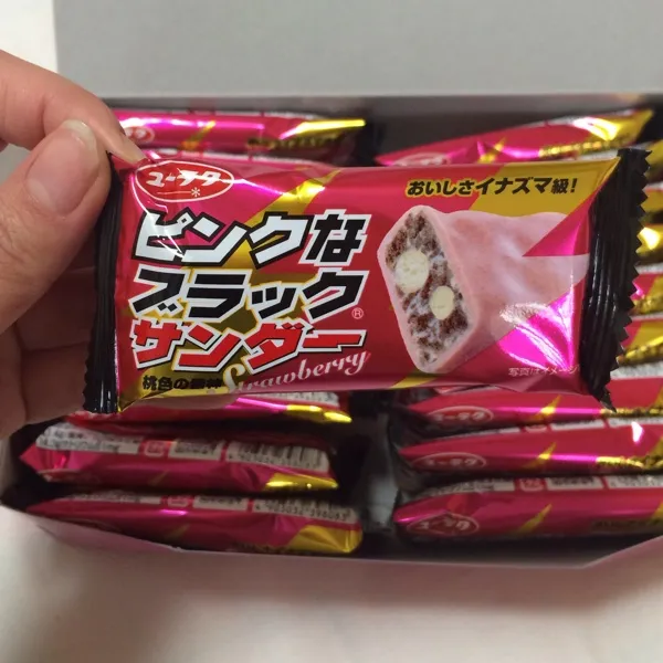 お菓子ランドで限定のブラックサンダーのイチゴ味꒰｡•ॢ◡-ॢ｡꒱♡
値段もカロリーもお高めだけど、やっぱりかなり美味しかったー(*´艸｀)ｷｬ
夕方にはなくなっちゃったから、早めに行かないと！(^^)|ayumiさん