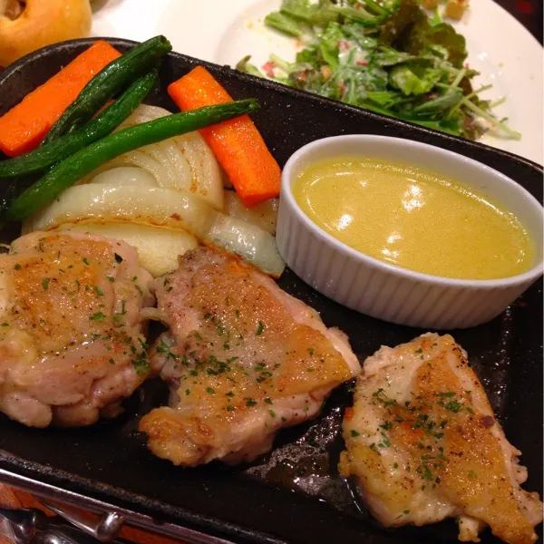 用足しが中々終らず、久々3人ご飯。息子のリクエストで、肉す！チキンは旦那と私♪チーズフォンデュハンバーグは息子ね♪パンの食べ放題◟(๑˃̶ ੪ ˂̶๑)◞南瓜パンとマロンクリームパンが美味しかった♪|きよさん