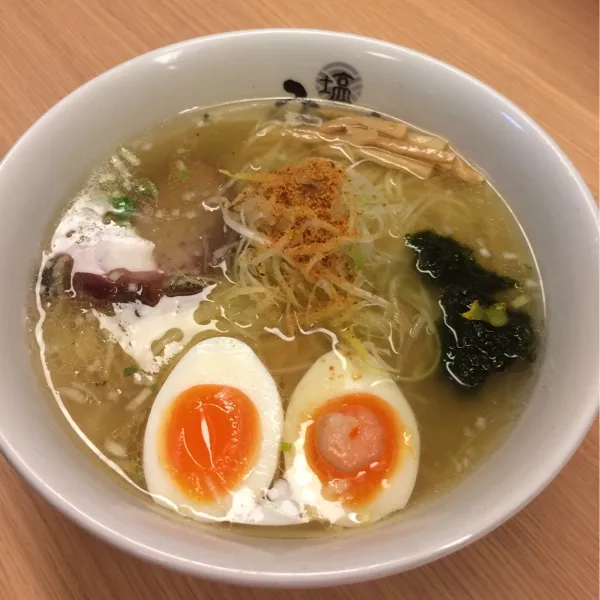 ディズニーの帰りは、東京駅のラーメンストリートでラーメン(((o(*ﾟ▽ﾟ*)o)))♡
テレビで紹介されてた塩ラーメン♡
最初は微妙やと思ったけど、食べてびっくり‼︎
めちゃ美味しすぎたー♡♡♡|ayumiさん