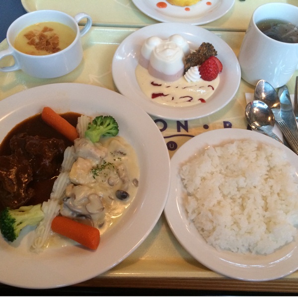 あきちゃんとディズニーシーへ O 初めてディズニーで雪景色見れたー キャラクターダイニングランチ今回はチキンクリームシチューとビーフシチュー 美味しかった ミッキー ミニー プルート Ayumi Snapdish スナップディッシュ Id Zzbj9a