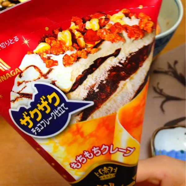 Snapdishの料理写真:娘の朝アイス。もちもちクレープ。ザクザクチョコフレーク入り！やっぱり、抹茶や、南瓜、栗の和のクレープ食べたいって！そ〜言えば無いね(・−・)・・・ん？無いね|きよさん