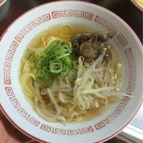 おじーちゃんが作ってくれたテールのスープとテールで私作のラーメン(*^o^*)♡
もやしとネギ乗っけて、マルちゃんのラーメン♡めちゃめちゃ美味しかったー(*´艸｀*)♡|ayumiさん