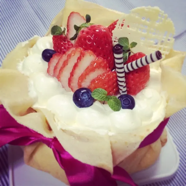 Snapdishの料理写真:頼まれたので今日もケーキ♡
いちごのショートケーキを
クレープ生地で包みます♪
余ったクレープは私がぺろり😋💓|417さん